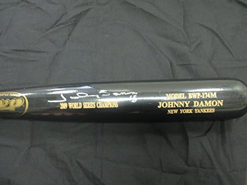 Johnny Damon potpisao je auto bat zasklađen za prvake World Series 2009