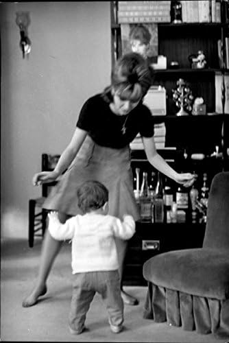 Vintage fotografija Valerie Lagrange igra sa djetetom.