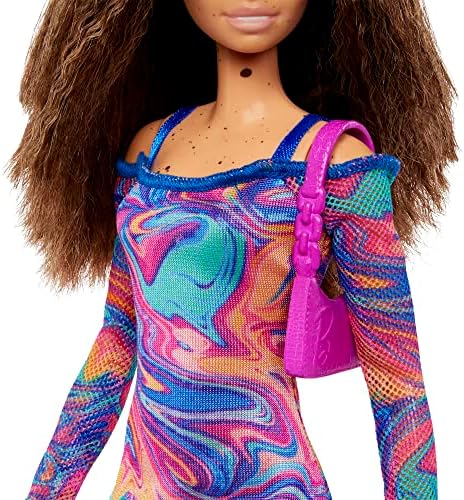 Lutka Barbie Fashionistas 206 sa uvijenom kosom i pjegicama, u Duginoj haljini sa Mramornim printom sa zelenim mazgama i torbicom